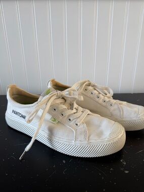 Cariuma OCA Low PANTONE Snow White Canvas Contrast Thread Sneaker